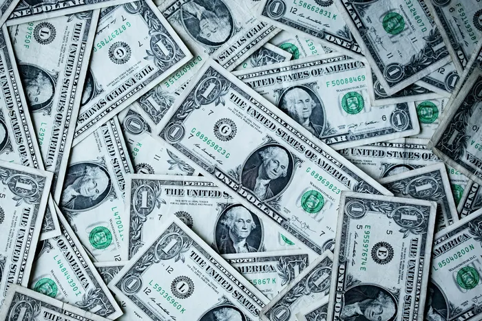 Imagen de dinero en dólares sobre una mesa