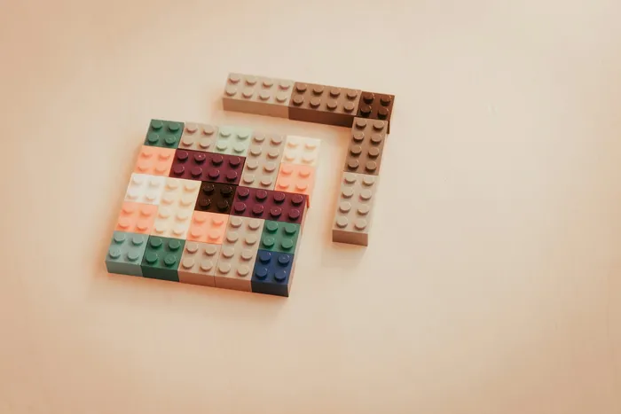 Imagen de unas piezas de lego unidas para crear una estructura